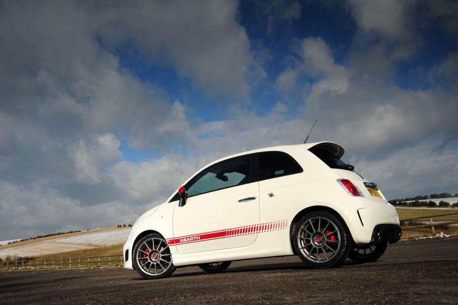  Abarth 500 esseesse 2009 года  (UK) (фото 12 из 29)